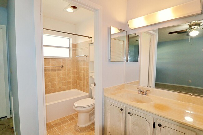 Building Photo - 831 Timberview Dr