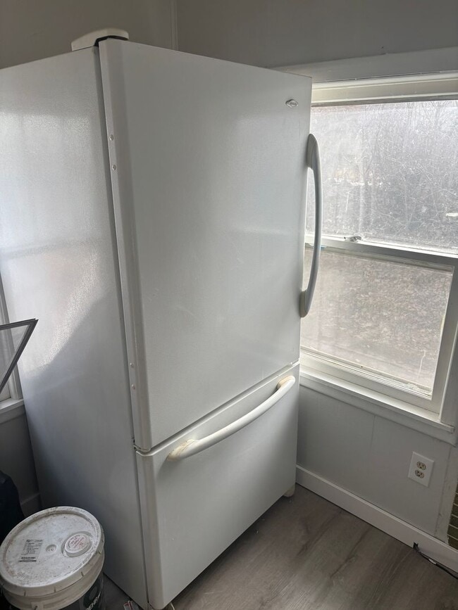 Building Photo - 624 N Lewis Ave