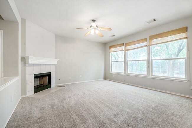Building Photo - 4 Bedroom, 2.5 Bath Home in Vista Oaks