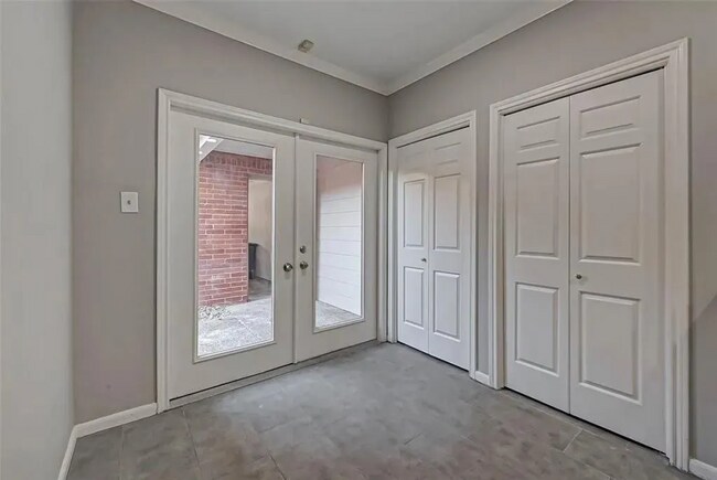 Building Photo - Experience comfort and elegance - 2BD/2.5B...