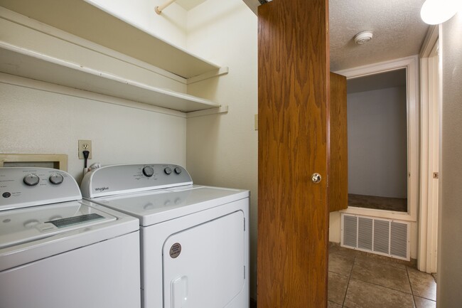Building Photo - 8304 Della Rd NE
