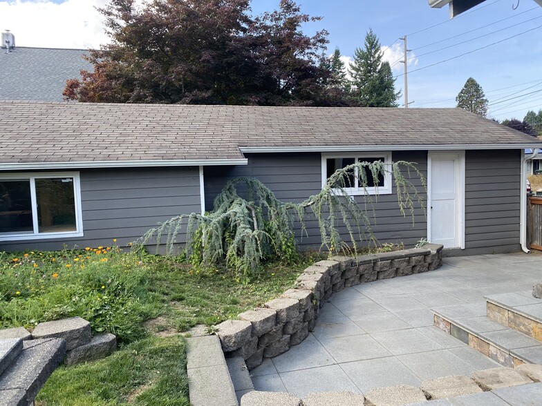 Building Photo - 421 N 6th Ave SW