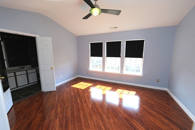Building Photo - Spacious Townhome in Amazing NW Raleigh Lo...