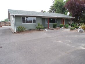Building Photo - 882/884 N Ross Ln.