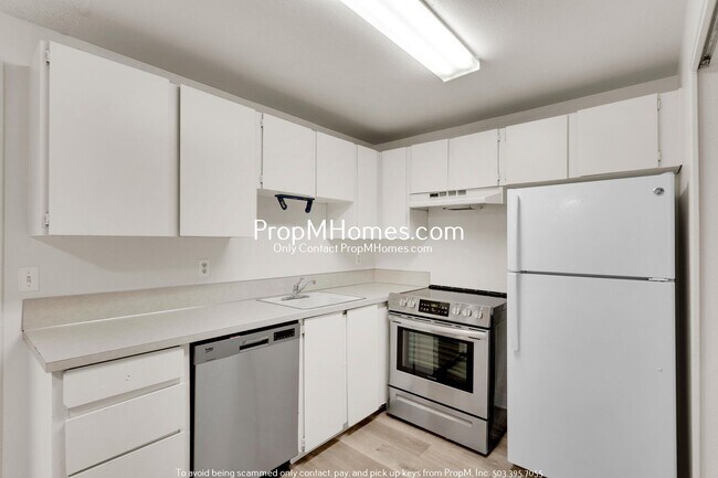 Building Photo - Refreshed Two Bedroom Townhome in Montavilla!