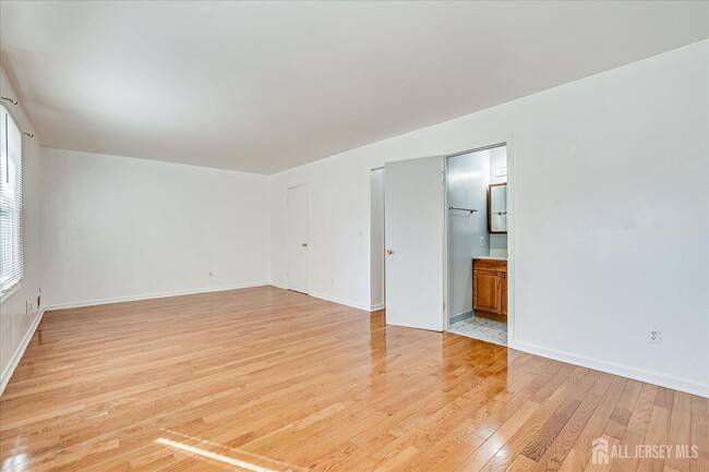 Building Photo - 536 Elsie Ave