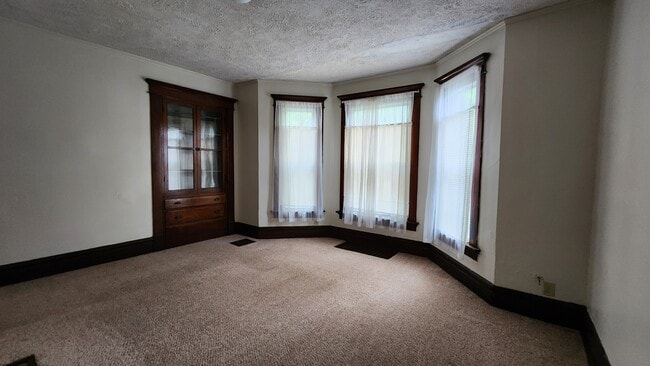 Building Photo - 2173 Indianola Ave