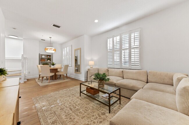 Building Photo - 642 NW 38th Cir