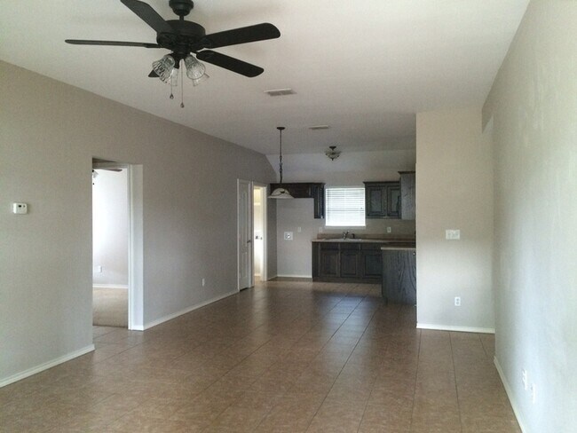 Building Photo - 3 Bedroom Duplex for Rent in Lindale! Tour Today!