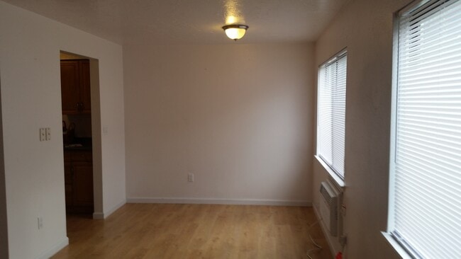 Building Photo - 2 bedroom 4 plex