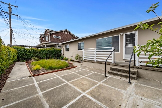 Building Photo - 526 Redwood Ave