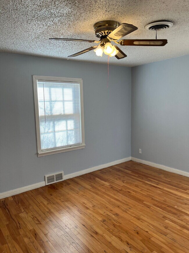 Building Photo - "Charming 3-Bed, 2-Bath Home with Spacious...