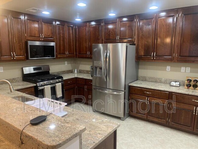 Building Photo - 2106 Cedar St