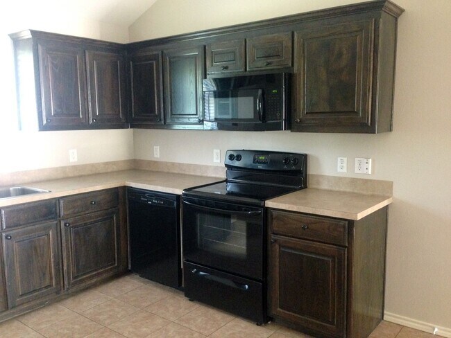 Building Photo - Coming Soon: 3 Bedroom Duplex for Rent in ...