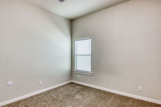 Building Photo - Beautiful East side House with 4 bed-2 baths