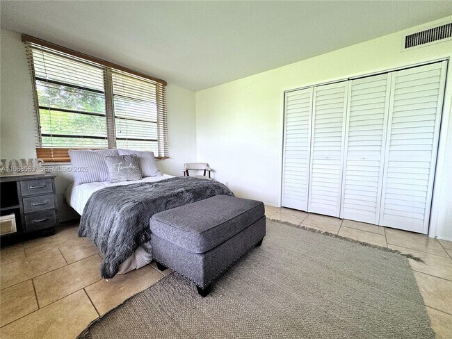 Building Photo - 901 W Cypress Ln