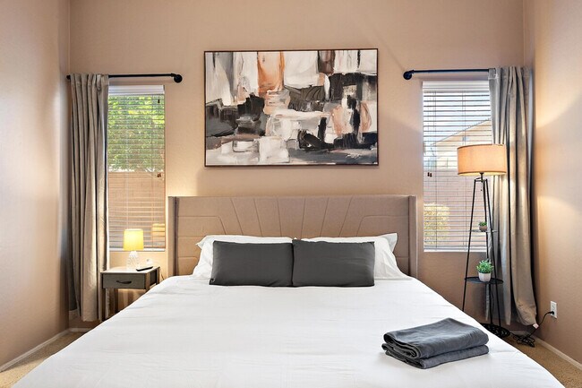 Building Photo - 2949 E Crescent Way