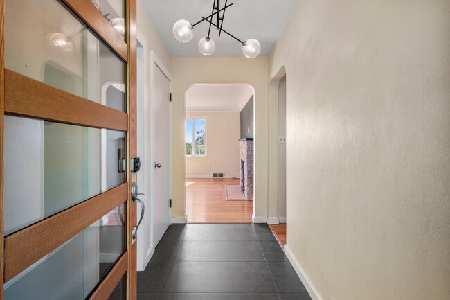 Building Photo - 8206 SW Terwilliger Blvd