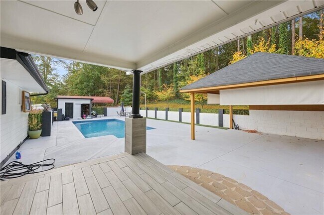 Building Photo - 404 Springlake Rd
