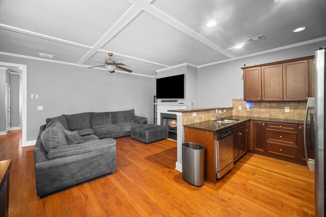 Building Photo - 1094 N Village Dr