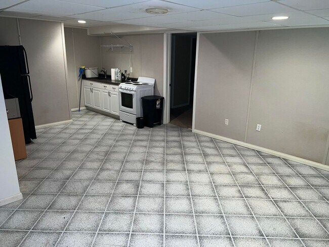 Kitchen - 1025 Peace Dr NW