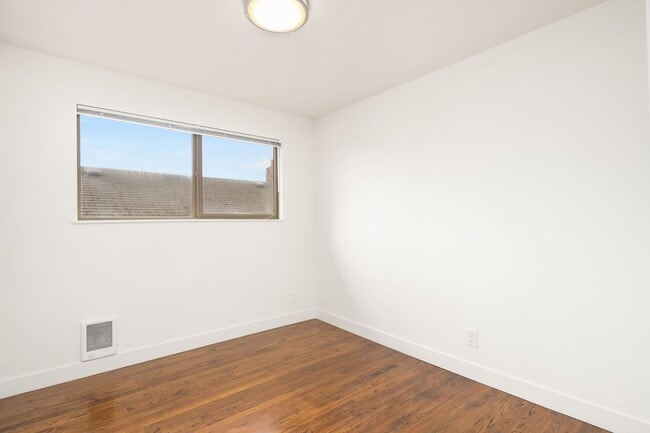Building Photo - 1 Month Free! Greenlake 2 Bedroom - Top Floor, Washer/Dryer, Private Balcony, Parking Available