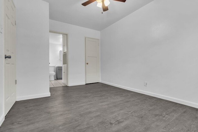 Building Photo - 447 E 101st St