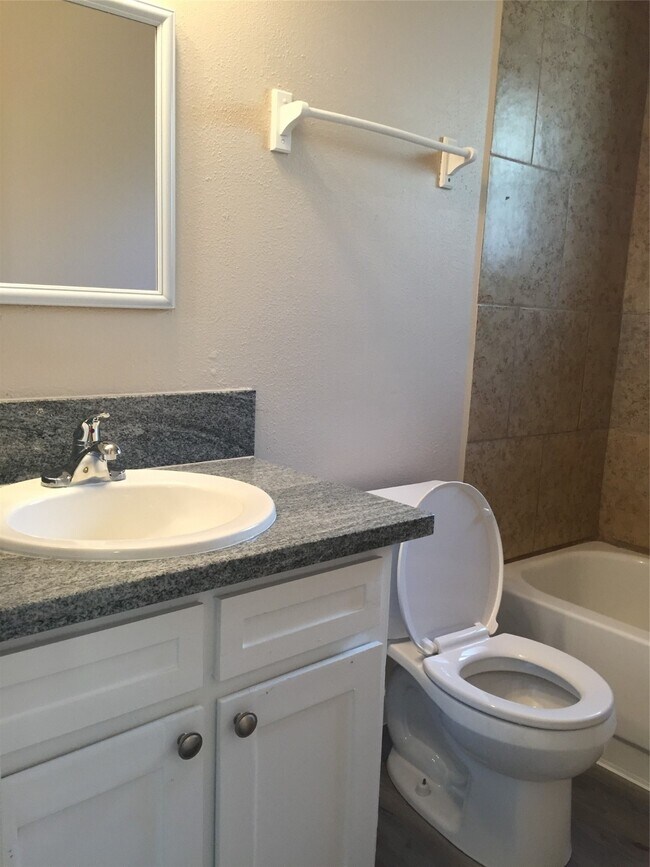 Building Photo - 1138 Oxford Dr