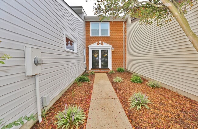 Building Photo - MUST SEE! Charming 3-Bedroom Townhome in Thoroughgood! 1-Car Attached Garage!