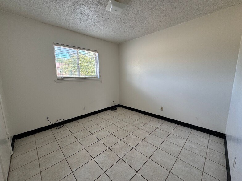 Building Photo - 101 E Cardinal Ln