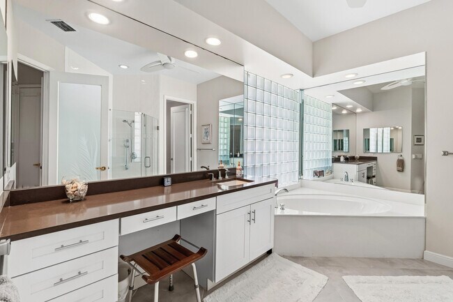 Building Photo - 6213 NW 21st Ct