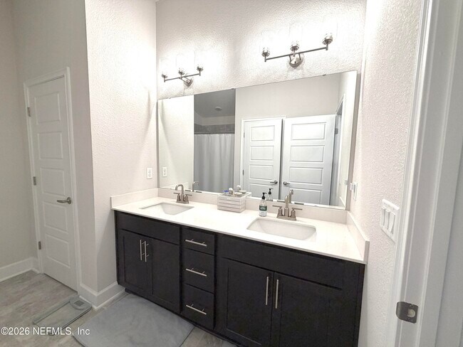 Building Photo - 3085 Laurel Springs Dr