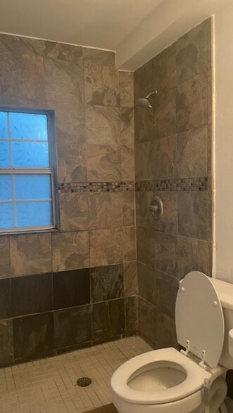 Building Photo - 516 E Esther St