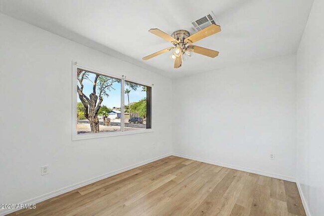 Building Photo - 2601 E Dahlia Dr