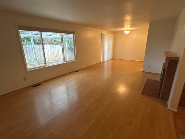 Building Photo - HALF OFF FEBRUARY RENT! 3 Bedroom 1.5 Bath in Desirable NW Corvallis