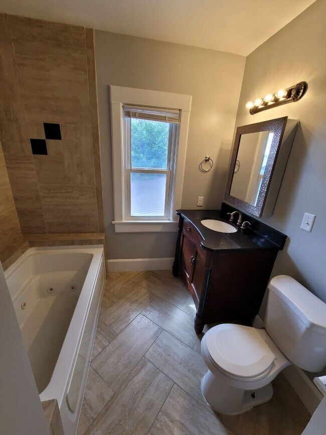 Building Photo - Beautiful 4 bedroom 2.5 house