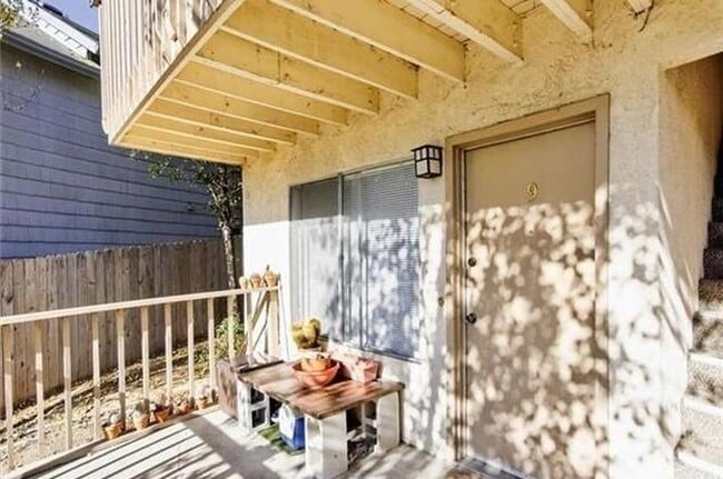 Building Photo - Nice Clean Condo in Brisco Heights