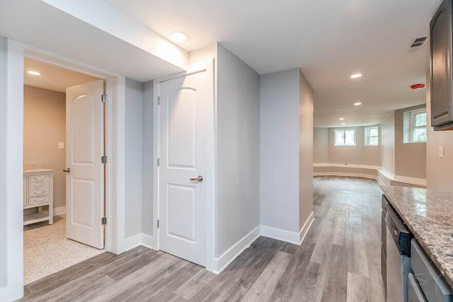 Building Photo - 2200 N Kenneth Ave