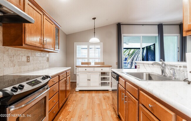 Building Photo - 1325 Fairway Village Dr