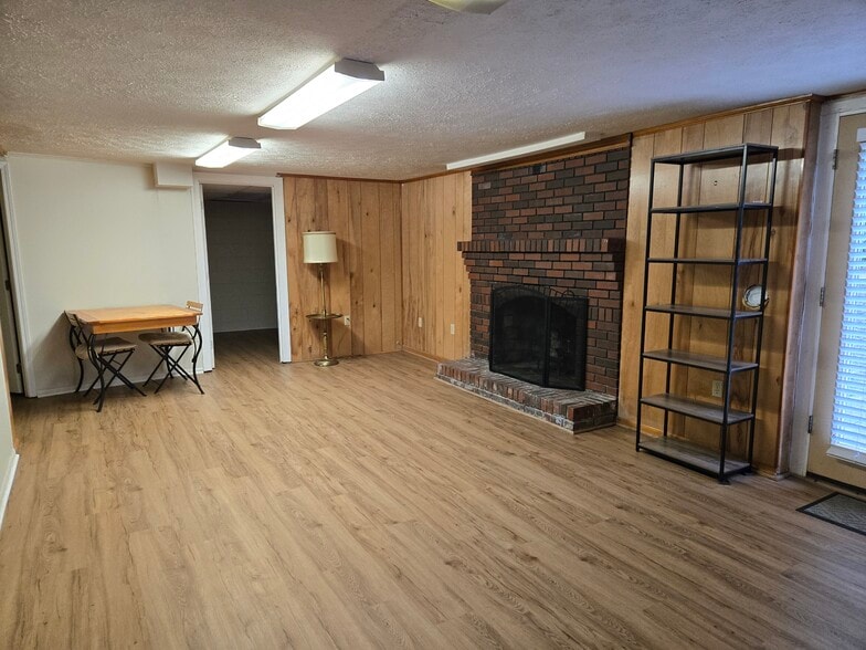 Large living space - 3339 Sanford Dr