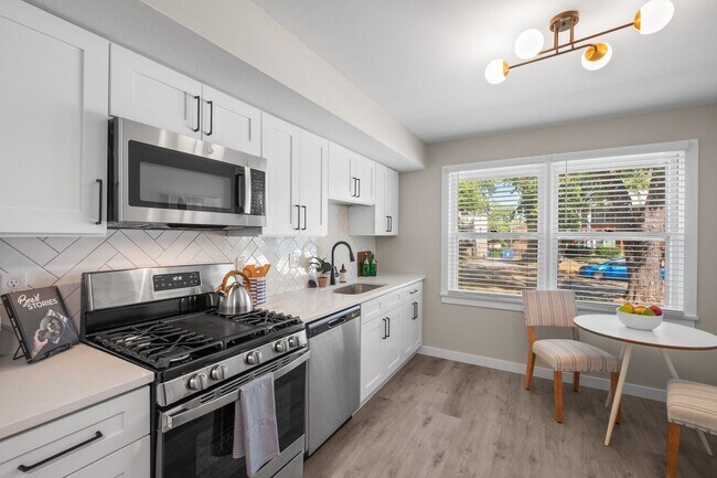 Building Photo - 621 Highland Park Dr