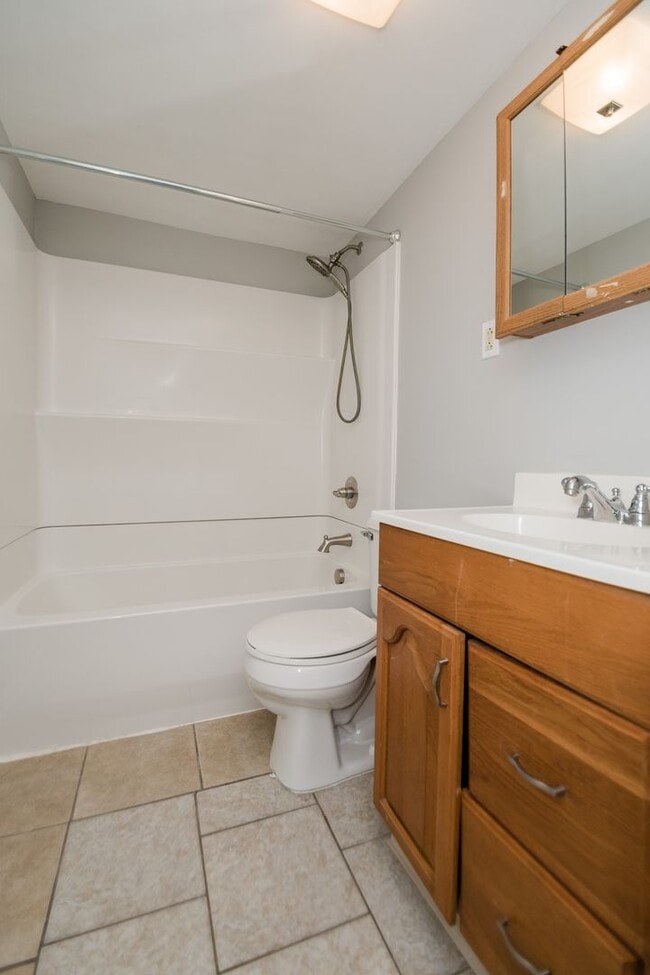 Building Photo - 3 Bedroom / 1 Bathroom Home for Rent in Crown Point