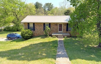 Building Photo - West Knoxville 37921 - Great Location! 3 bedroom 2.5 bath home w/bonus room - Call Adam Sharp (86...