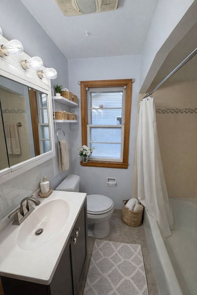 Building Photo - AVAILABLE NOW! - 2 Bed 1 Bath Home! Get 1/2 Off Your First Months Rent!