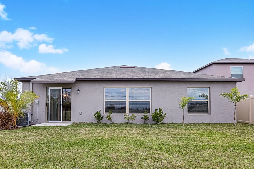 Building Photo - 1411 Golden Glow Dr