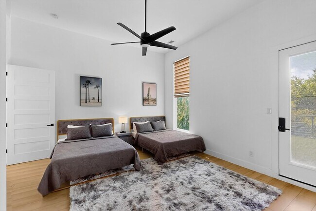 Building Photo - 3946 N Cresthaven Rd