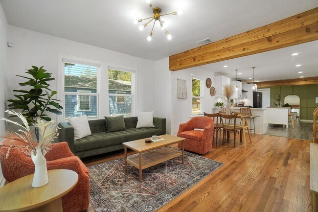 Building Photo - Gorgeous 3 bedroom, 2 ba home in the heart...