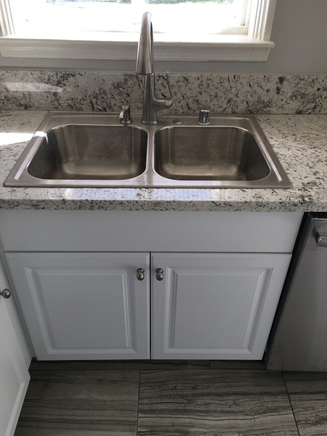 Double kitchen sink - 4950 Chimineas Ave