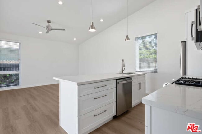 Building Photo - 15912 Vose St