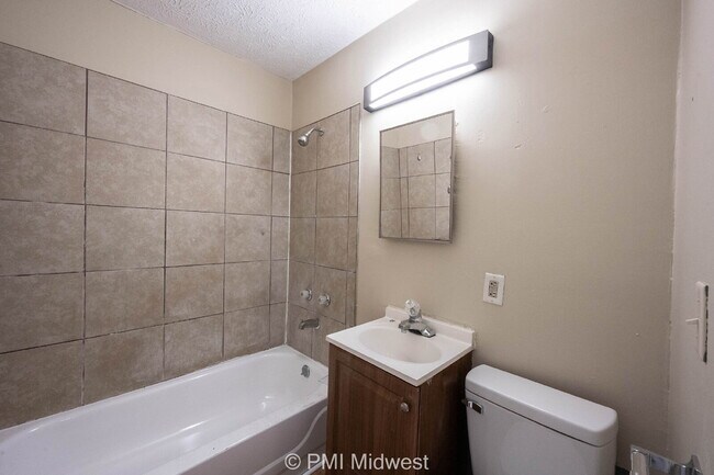 Building Photo - "Charming 3-Bedroom Duplex Retreat on North Capitol Avenue – 1,176 Sq Ft of Comfort in Indianapol...